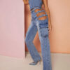 Jeans cargo con abertura y bolsillo lateral